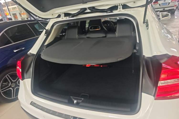 Used Mercedes-Benz GLA 2016 GLA 220 4MATIC Fashion Edition Trunk