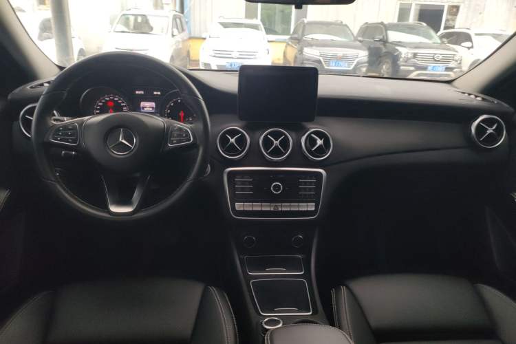 Used Mercedes-Benz GLA 2017 GLA 220 4MATIC Fashion Model Interior 2