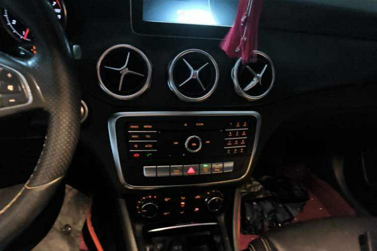Used Mercedes-Benz GLA 2017 GLA 200 Sport Edition Audio And AC Panel