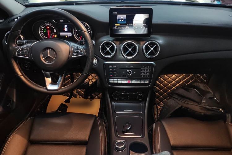 Used Mercedes-Benz GLA 2017 GLA 220 4MATIC Luxury Model Center Console