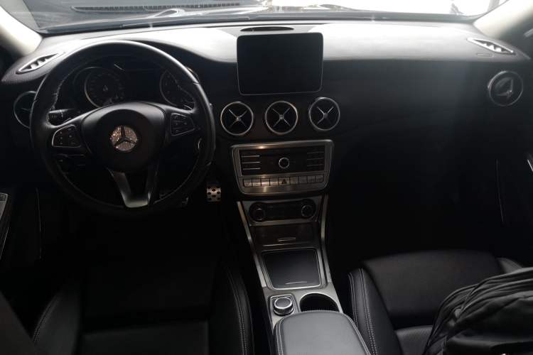 Used Mercedes-Benz GLA 2017 GLA 220 4MATIC Fashion Model Center Console