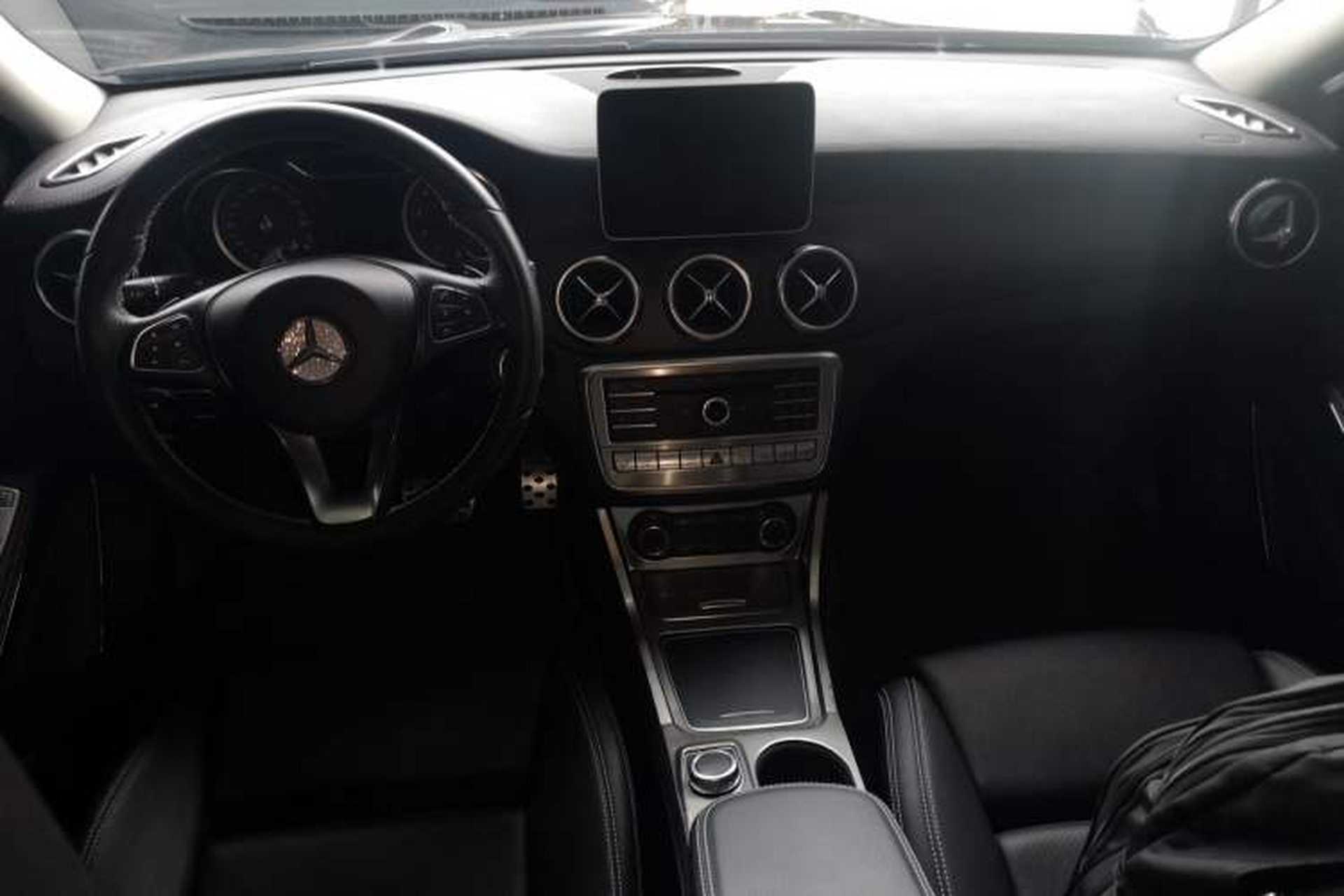 Used Mercedes-Benz GLA 2017 GLA 220 4MATIC Fashion Model Center Console