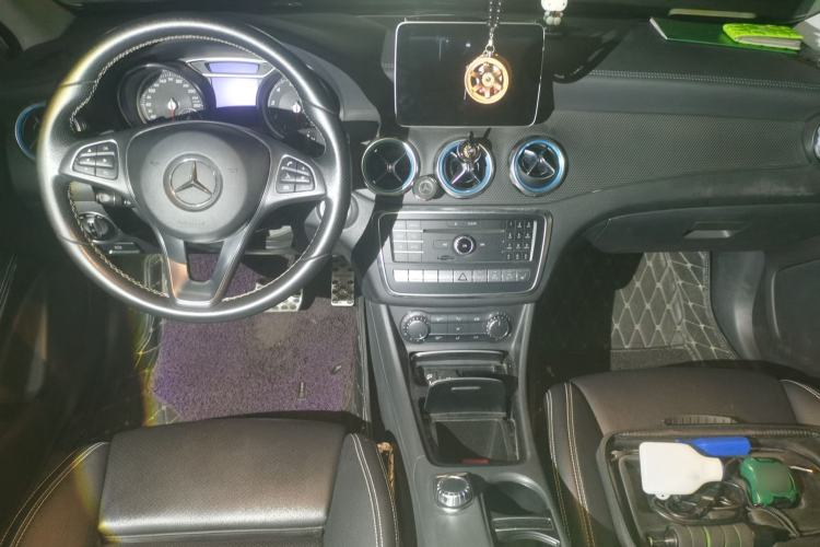 Used Mercedes-Benz GLA 2017 GLA 220 4MATIC Fashion Model Center Console