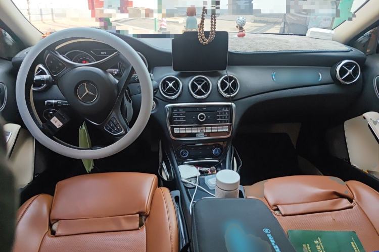 Used Mercedes-Benz GLA 2017 GLA 220 4MATIC Fashion Model Center Console