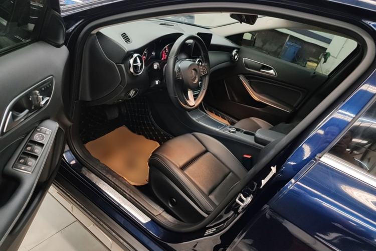 Used Mercedes-Benz GLA 2017 GLA 200 Sport Edition Driver Seat