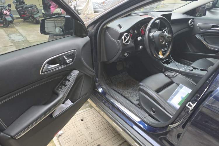 Used Mercedes-Benz GLA 2017 GLA 200 Sport Edition Driver Seat