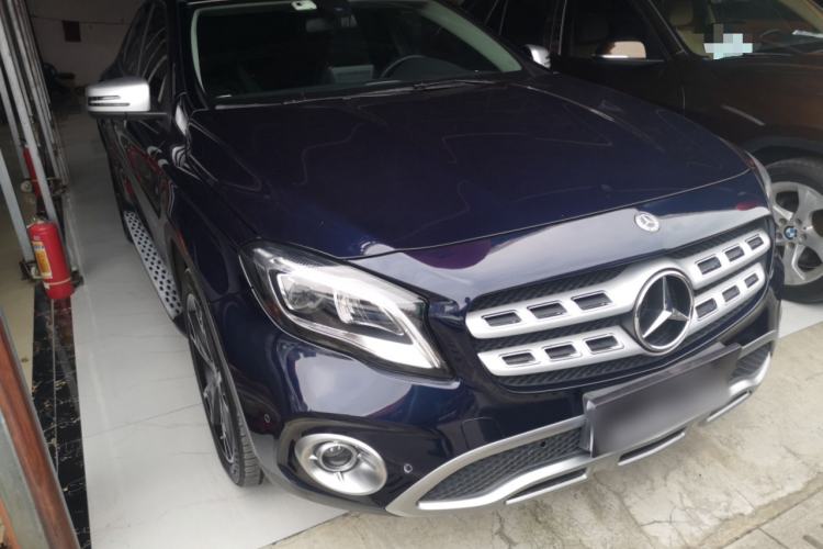 Used Mercedes-Benz GLA 2017 GLA 220 4MATIC Fashion Model Front Right 45 Deg
