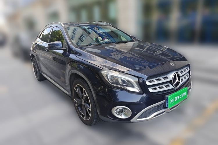 Used Mercedes-Benz GLA 2017 GLA 220 4MATIC Fashion Model Front Right 45 Deg