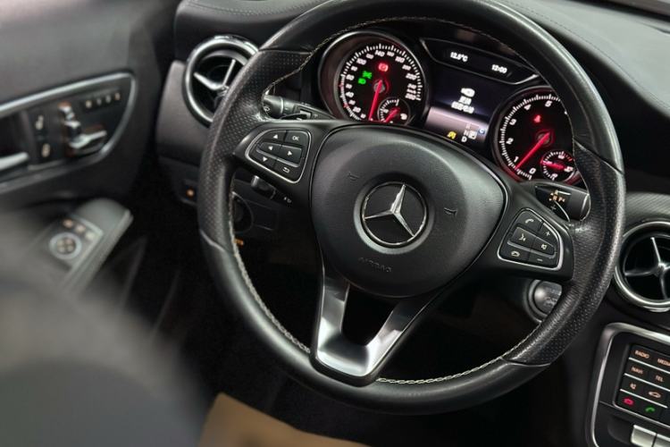 Used Mercedes-Benz GLA 2017 GLA 200 Fashion Model Interior 1