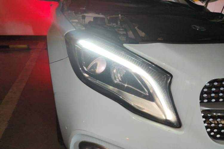 Used Mercedes-Benz GLA 2017 GLA 220 4MATIC Fashion Model Right Front Headlight