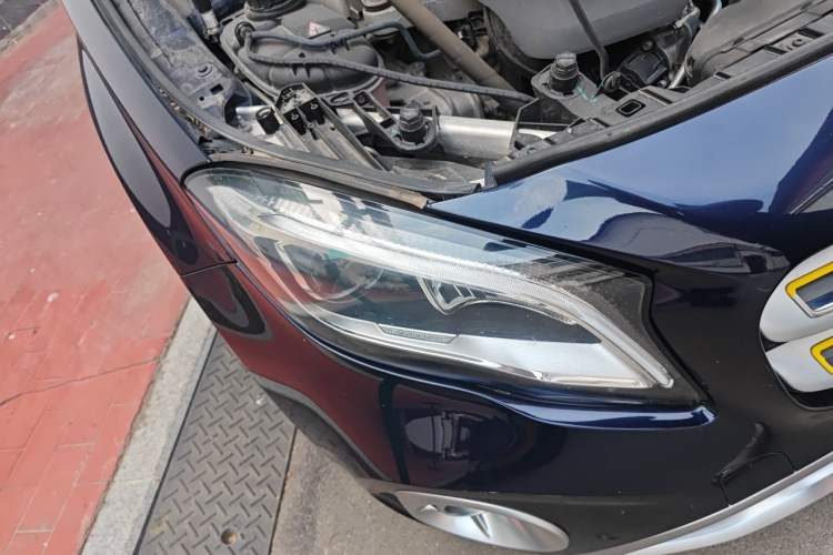 Used Mercedes-Benz GLA 2017 GLA 220 4MATIC Fashion Model Right Front Headlight