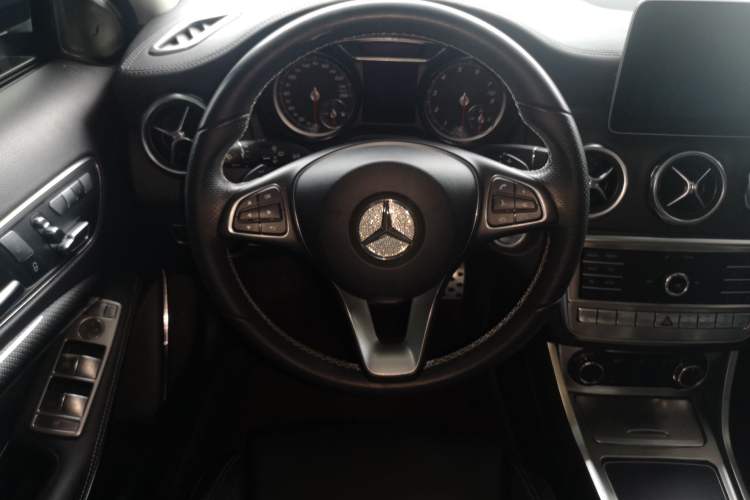 Used Mercedes-Benz GLA 2017 GLA 220 4MATIC Fashion Model Steering Wheel