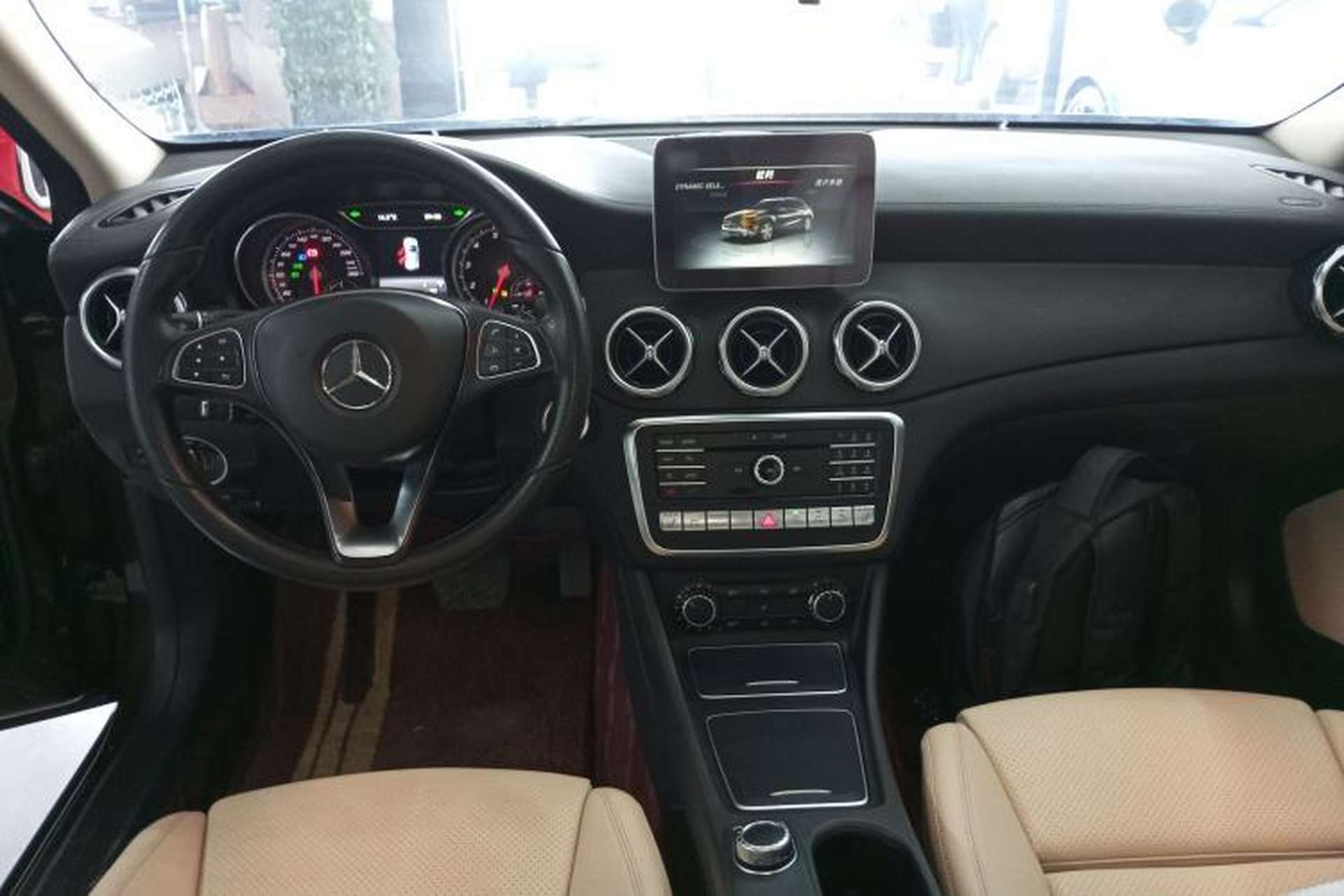 Used Mercedes-Benz GLA 2017 GLA 220 4MATIC Fashion Model Center Console