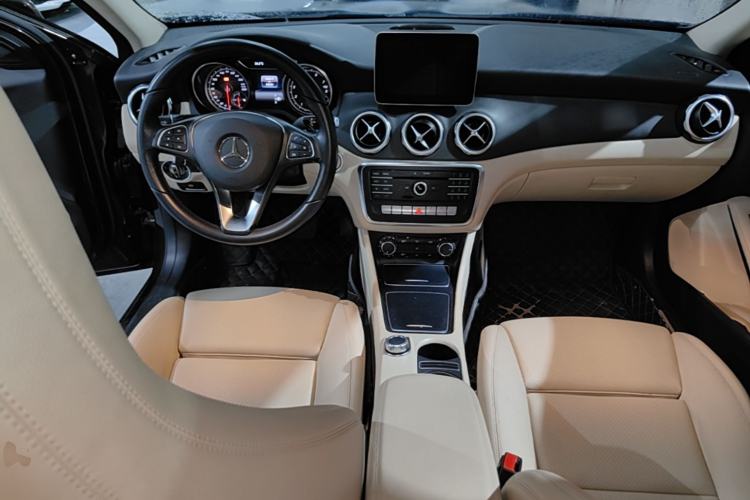Used Mercedes-Benz GLA 2017 GLA 200 Sport Edition Center Console