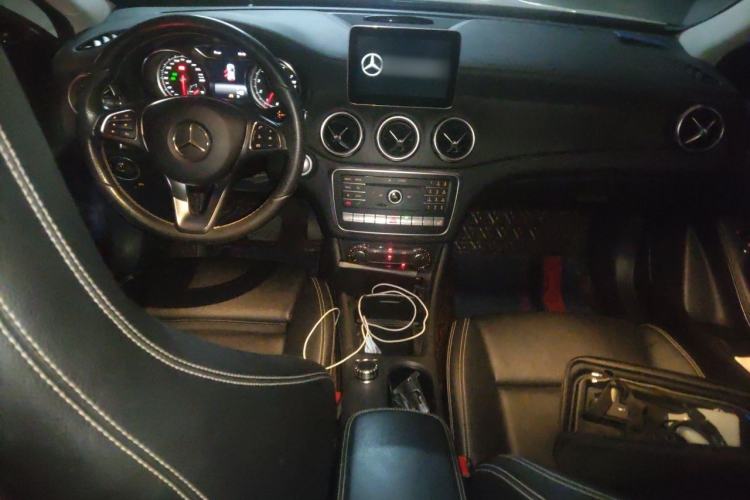 Used Mercedes-Benz GLA 2017 GLA 220 4MATIC Fashion Model Center Console