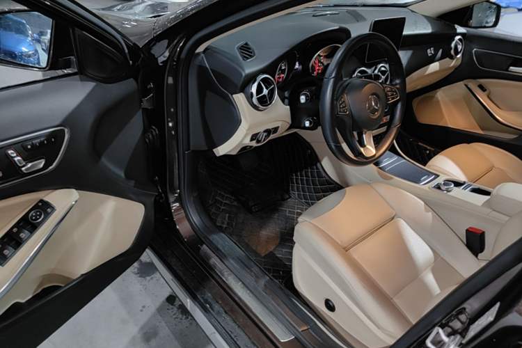 Used Mercedes-Benz GLA 2017 GLA 200 Sport Edition Driver Seat