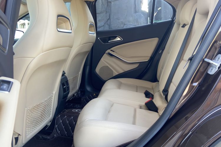 Used Mercedes-Benz GLA 2017 GLA 220 4MATIC Fashion Model Interior 1