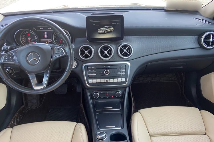 Used Mercedes-Benz GLA 2017 GLA 220 4MATIC Fashion Model Interior 2