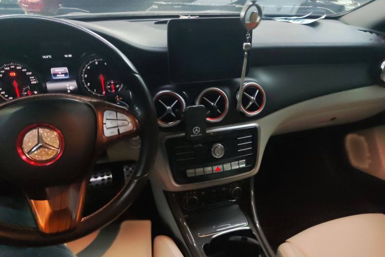 Used Mercedes-Benz GLA 2017 GLA 200 Fashion Model Interior 2