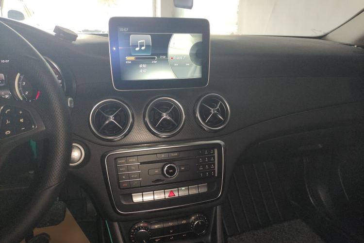 Used Mercedes-Benz GLA 2017 GLA 200 Sport Edition Center Console