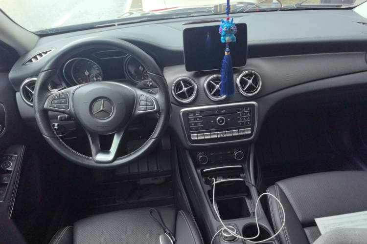 Used Mercedes-Benz GLA 2017 GLA 220 4MATIC Fashion Model Center Console
