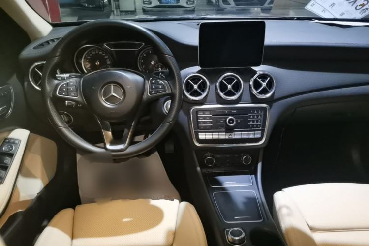 Used Mercedes-Benz GLA 2017 GLA 220 4MATIC Fashion Model Center Console