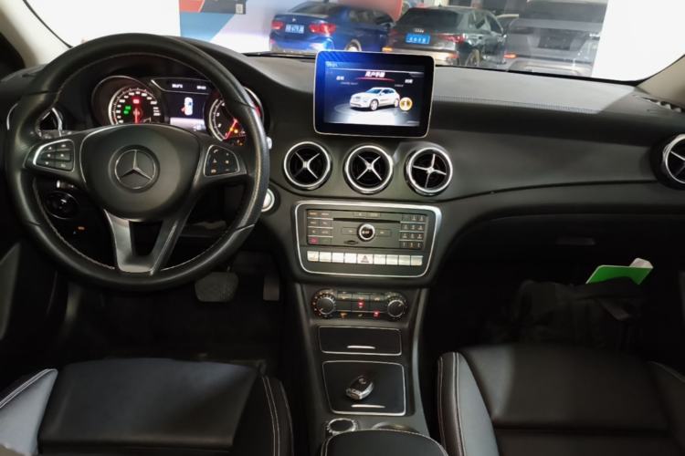 Used Mercedes-Benz GLA 2017 GLA 220 4MATIC Fashion Model Center Console