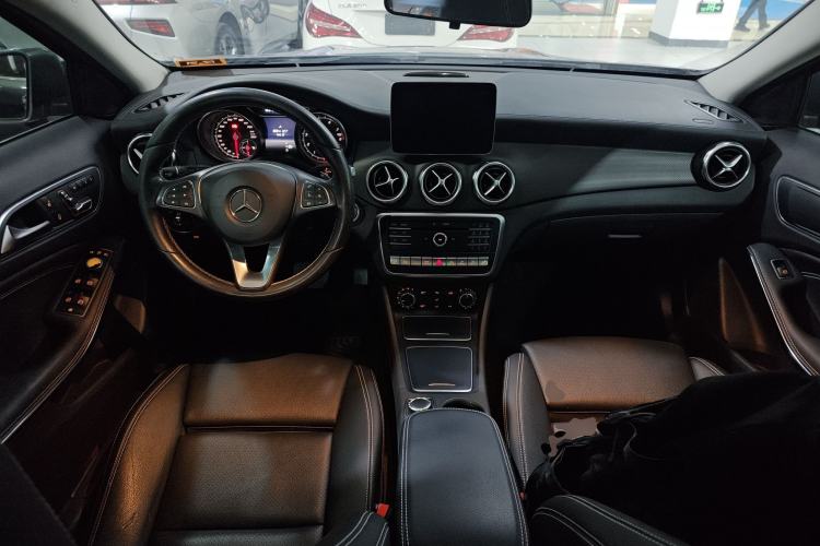 Used Mercedes-Benz GLA 2017 GLA 220 4MATIC Fashion Model Center Console