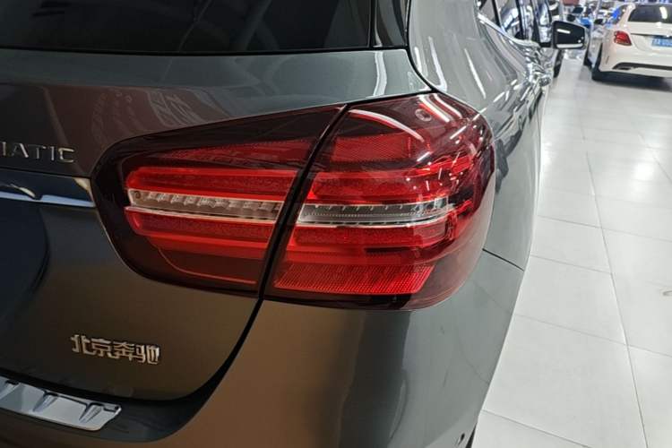 Used Mercedes-Benz GLA 2017 GLA 220 4MATIC Fashion Model Exterior 3
