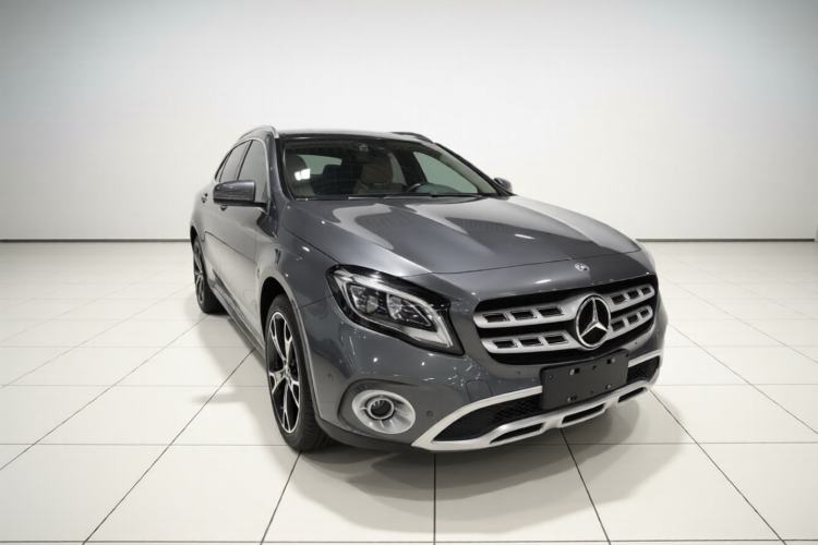 Used Mercedes-Benz GLA 2017 GLA 220 4MATIC Fashion Model Front Right 45 Deg