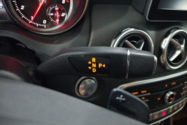 Used Mercedes-Benz GLA 2017 GLA 220 4MATIC Fashion Model Gear Lever