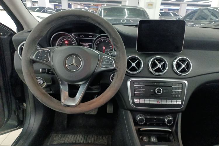 Used Mercedes-Benz GLA 2017 GLA 220 4MATIC Fashion Model Interior 2