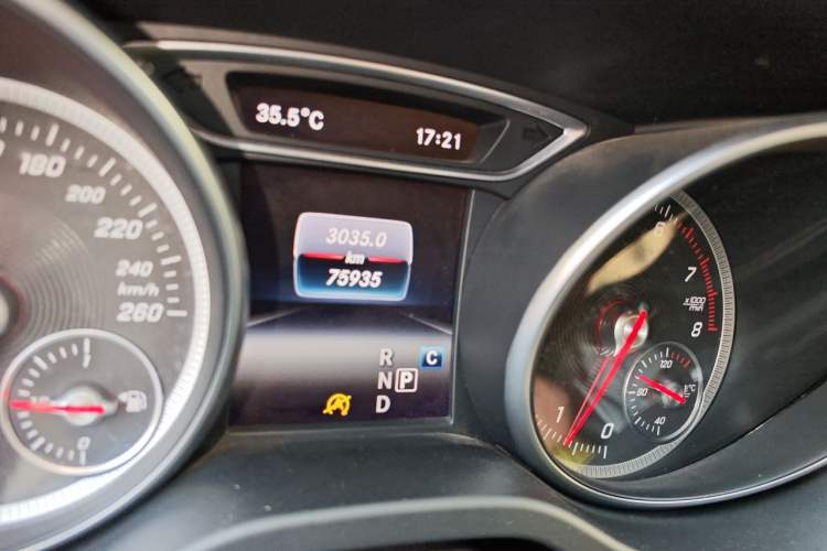 Used Mercedes-Benz GLA 2017 GLA 200 Fashion Model Odometer Close Up