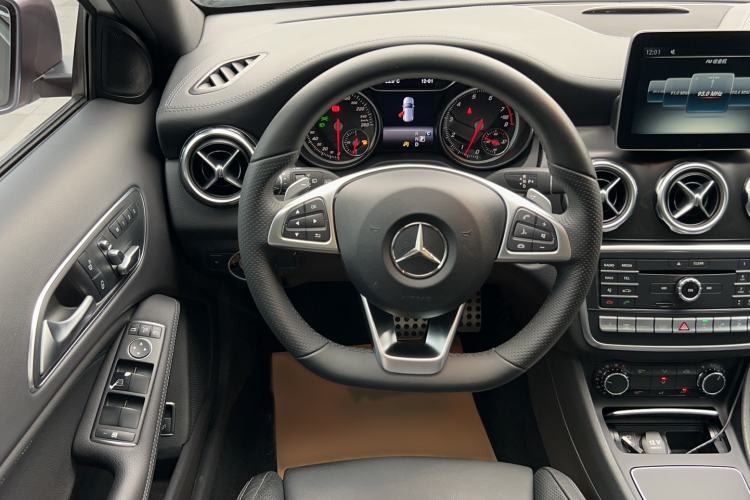 Used Mercedes-Benz GLA 2017 GLA 260 4MATIC Sport Edition Interior 4
