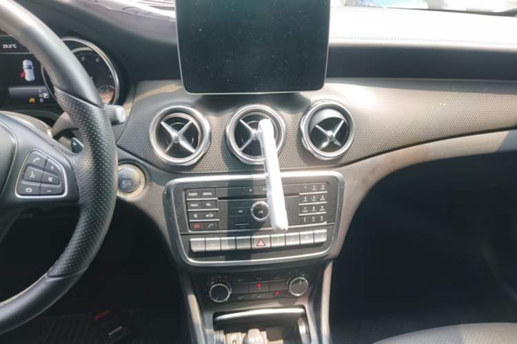 Used Mercedes-Benz GLA 2017 GLA 220 4MATIC Fashion Model Audio And AC Panel