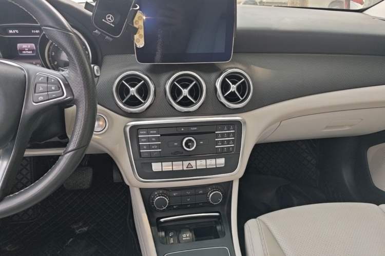 Used Mercedes-Benz GLA 2017 GLA 200 Sport Edition Audio And AC Panel
