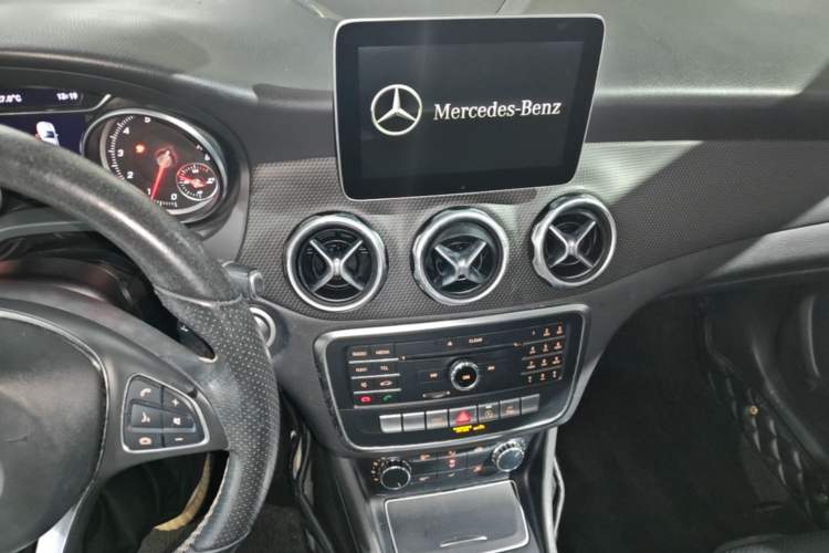 Used Mercedes-Benz GLA 2017 GLA 200 Sport Edition Audio And AC Panel