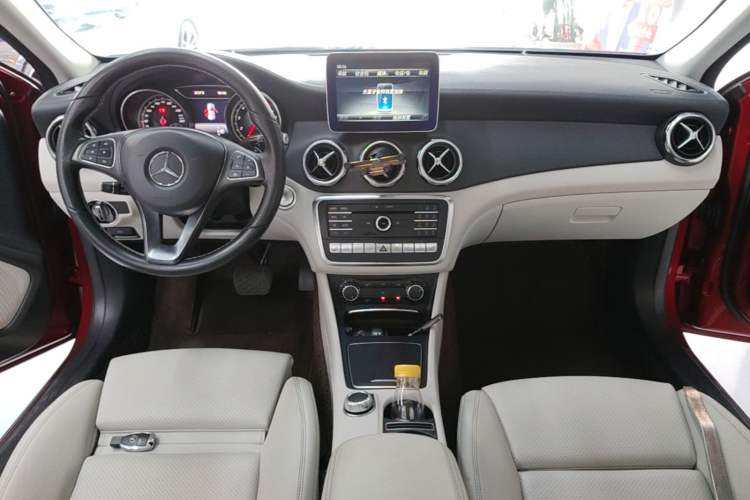 Used Mercedes-Benz GLA 2017 GLA 220 4MATIC Fashion Model Center Console