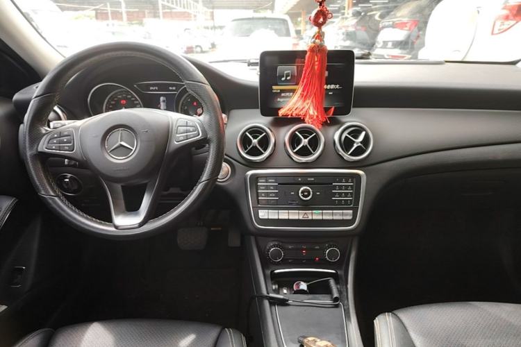 Used Mercedes-Benz GLA 2017 GLA 220 4MATIC Luxury Model Center Console