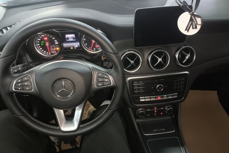 Used Mercedes-Benz GLA 2017 GLA 200 Fashion Model Center Console