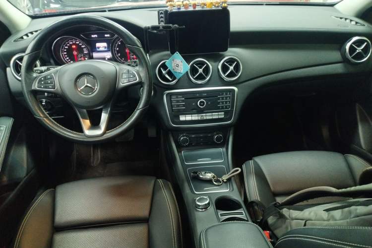 Used Mercedes-Benz GLA 2017 GLA 200 Fashion Model Center Console