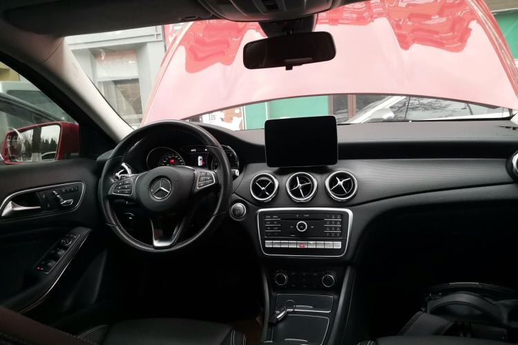 Used Mercedes-Benz GLA 2017 GLA 220 4MATIC Fashion Model Center Console