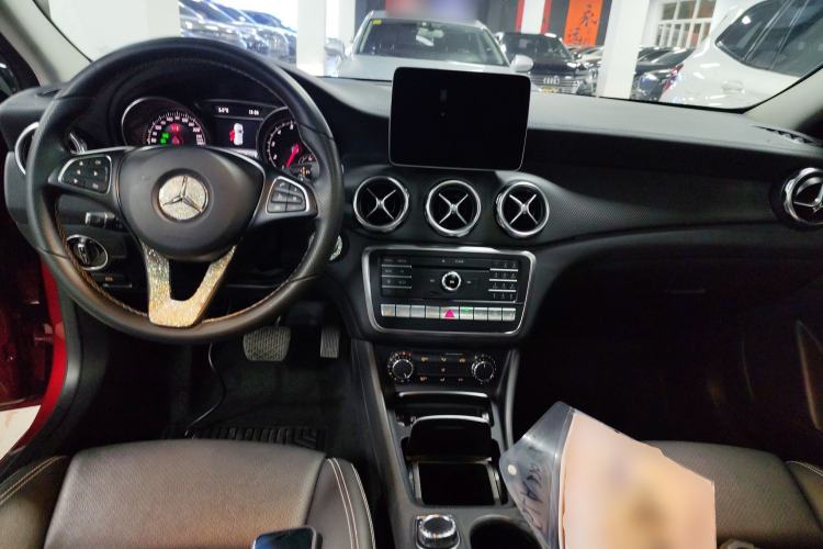 Used Mercedes-Benz GLA 2017 GLA 220 4MATIC Fashion Model Center Console