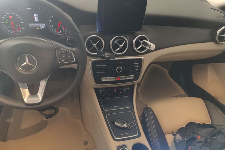 Used Mercedes-Benz GLA 2017 GLA 200 Sport Edition Center Console