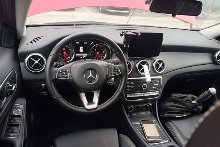 Used Mercedes-Benz GLA 2017 GLA 220 4MATIC Fashion Model Center Console