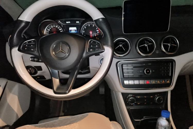 Used Mercedes-Benz GLA 2017 GLA 220 4MATIC Fashion Model Center Console