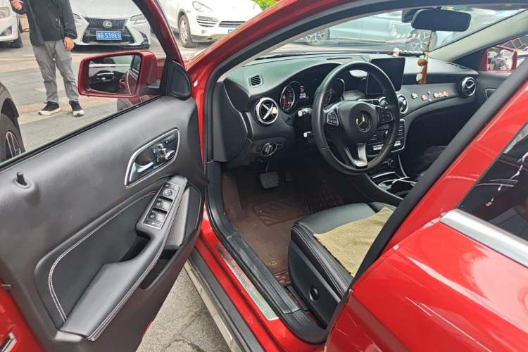Used Mercedes-Benz GLA 2017 GLA 200 Sport Edition Driver Seat