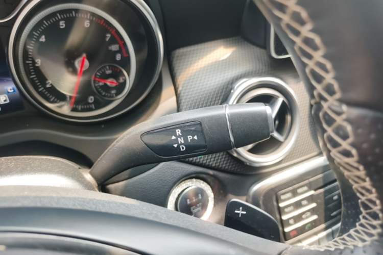 Used Mercedes-Benz GLA 2017 GLA 220 4MATIC Fashion Model Gear Lever