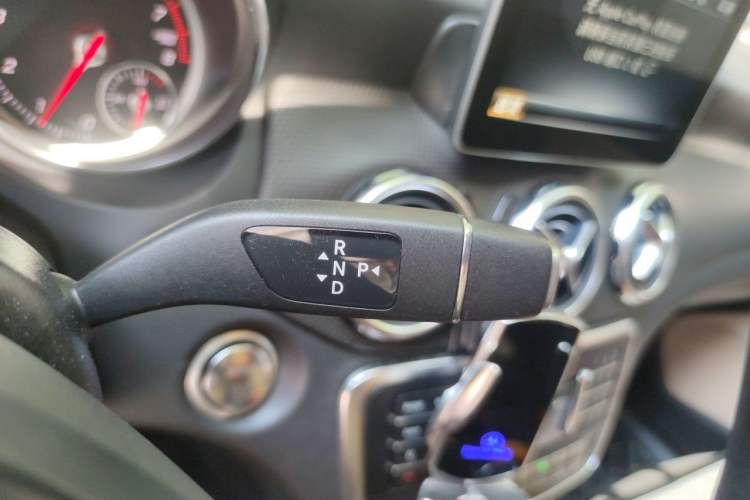 Used Mercedes-Benz GLA 2017 GLA 200 Fashion Model Gear Lever