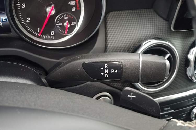 Used Mercedes-Benz GLA 2017 GLA 220 4MATIC Fashion Model Gear Lever